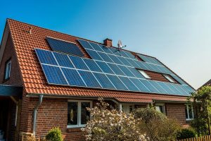 Panneaux solaires sur maison résidentielle, énergie renouvelable écologique.