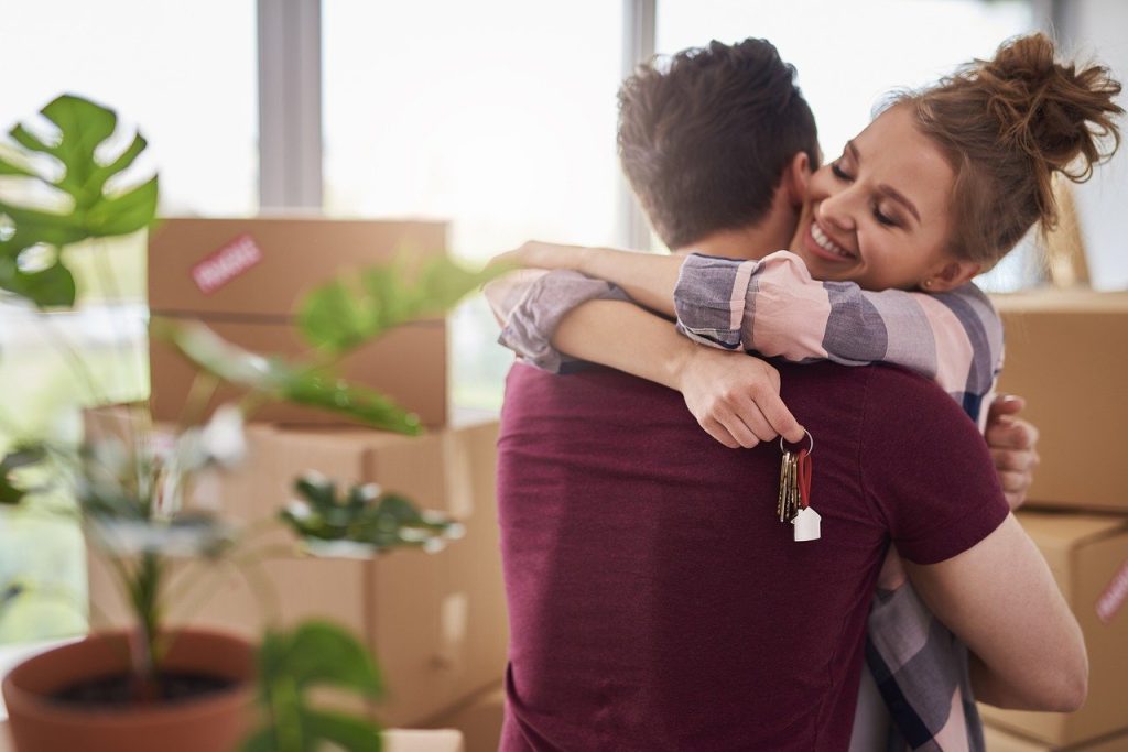 Couple heureux d'avoir fait appel à une entreprise de déménagement