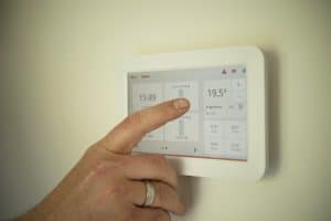 Réglage thermostat intelligent, interface tactile moderne.