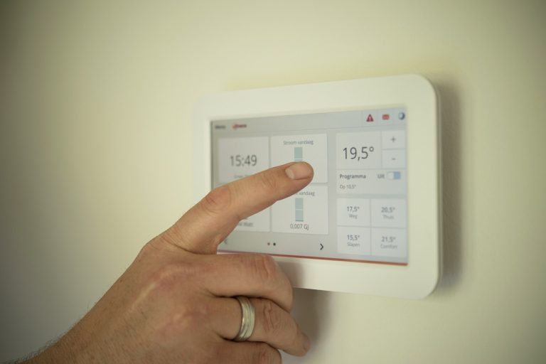 Réglage thermostat intelligent, interface tactile moderne.