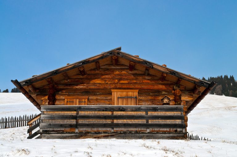 un chalet sur une montagne enneigée