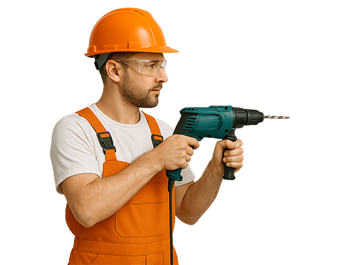 Un ouvrier du bâtiment portant un casque de sécurité orange et une salopette tient une perceuse électrique, prêt à s'attaquer au prochain travail pendant qu'il examine un devis, tourné vers le côté.