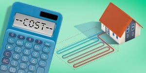 Une calculatrice bleue affichant "COST" se trouve à côté d'une maquette de maison avec un système de tuyaux souterrains illustré, représentant le prix pompe à chaleur sur un fond vert.