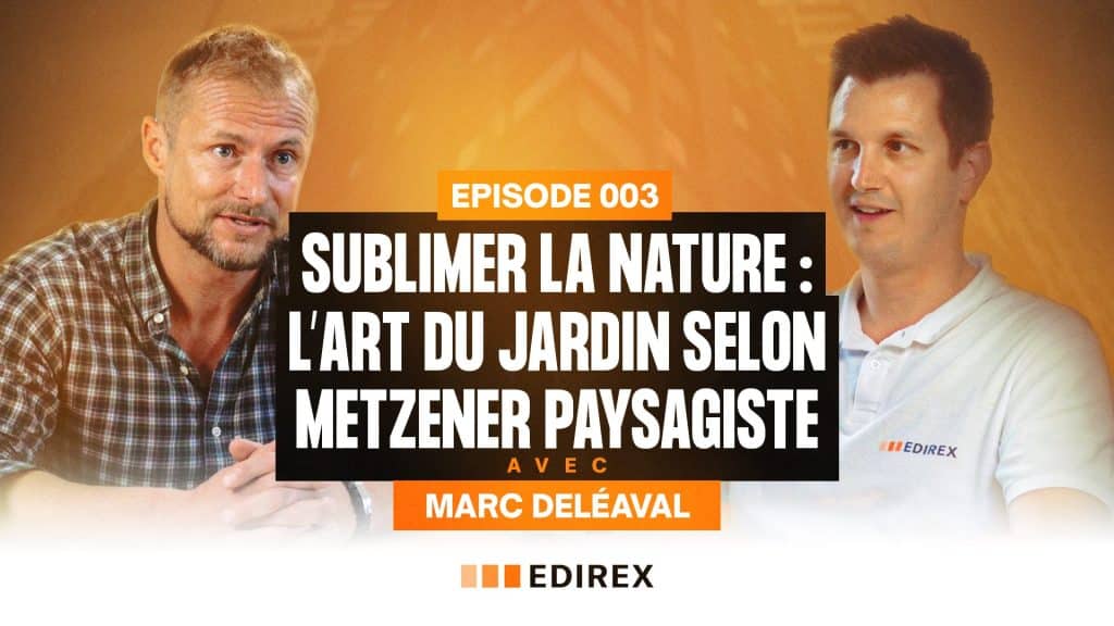 Deux hommes sont assis et discutent dans un studio. Le texte en français sur l'image fait la promotion du podcast La Voix du Bâtiment, qui propose un épisode sur l'aménagement des jardins par Metzener Paysagiste avec l'invité Marc Deléaval.