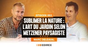 Deux hommes sont assis et discutent dans un studio. Le texte en français sur l'image fait la promotion du podcast La Voix du Bâtiment, qui propose un épisode sur l'aménagement des jardins par Metzener Paysagiste avec l'invité Marc Deléaval.