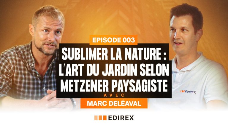 Deux hommes sont assis et discutent dans un studio. Le texte en français sur l'image fait la promotion du podcast La Voix du Bâtiment, qui propose un épisode sur l'aménagement des jardins par Metzener Paysagiste avec l'invité Marc Deléaval.
